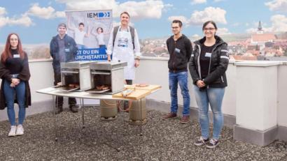 Bild: hwk
Die beteiligten Auszubildenden sowie Geschäftsführer Ralf Zander auf der Dachterrasse des Verwaltungsgebäudes in Kastl. Dort probierten sie zum ersten Mal ihren Grill aus.