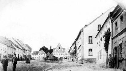 Bildmontage: Mathias Helzel/exb
Die Eschenbacher Altstadt beim Oberen Tor: In eine Postkarte aus der Zeit vor dem Bau des Vermessungsamtes "baute" Mathias Helzel das Obere Tor ein.