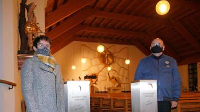 Bild: fvo
Frauenbundvorsitzende Sieglinde Zielbauer (links) und Kirchenpfleger Max Kick mit den 1400 Euro teuren Weihwasserspendern in der Waldthurner Pfarrkirche.
