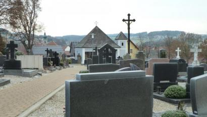 Bild: Portner
Wege und Aussegnungshalle im städtischen Friedhof sind in einem Top-Zustand. Die moderate Gebührenerhöhung für 2021 genehmigte der Stadtrat in der Dezember-Sitzung einstimmig. Die Satzung regelt, dass eine komplette Grabplatte nur im oberen, alten Friedhof (Bild) möglich ist.