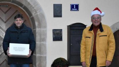 Bild: rgr
DAGA-Präsident Helmuth Wächter (rechts) sowie Bürgermeister Edgar Knobloch (Mitte) freuen sich, dass die DAGA-Wohlfahrtspaketaktion wieder abgehalten werden kann.