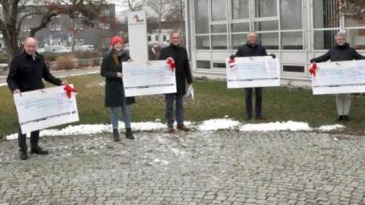 Bild:  Karoline Gajeck-Scheuck/exb
Die Organisationen (von links) von Bergwacht Amberg, Bereitschaftsleiter Johannes Potzel, Gemeinde Kümmersbruck, Bürgermeister Roland Strehl, Yvonne Roidl vom Organisationsteam-Krippenspiel St. Michael Poppenricht mit Vize-Bürgermeister Hermann Böhm, Hospizverein Amberg, Vorsitzender Georg Franz Fröhler, und Donum Vitae Amberg 
Ute Schieder nahmen erfreut die Weihnachtsüberraschungs-Schecks vom Stadtwerke Amberg-Geschäftsführer Stephan Prechtl entgegen.