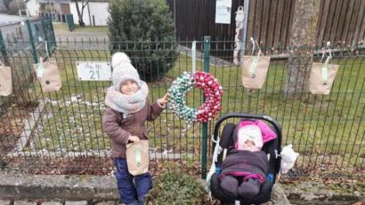 Bild: sei
Mit Spannung holten sich die Kinder, die Bilder für den Adventskalender am Gartenzaun der Familie Ziegler malen, am Nikolaustag ihre Säckchen am Zaun ab.