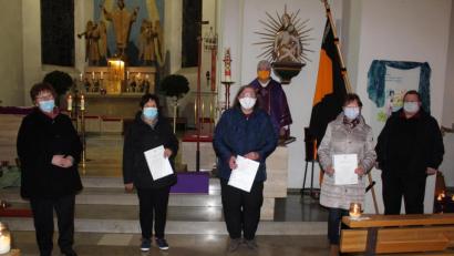 Bild: Josef Söllner
Beim Kolpinggedenktag in der Stadtpfarrkirche St. Emmeram ehrt die Kolpingsfamilie langjährige Mitglieder.. Von links: Vorsitzende Waltraud Scherer, Maria Kraus, Monika Haberkorn, Diözesanpräses Karl-Dieter Schmidt, Waltraud Sperber und Stadtpfarrer Hubert Bartel.
