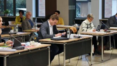 Bild: Thomas Dobler
Der Jugendhilfeausschuss des Kreistags befasste sich auch mit dem Finanzbedarf des Jugendamtes im nächsten Jahr. Er wird noch einmal deutlich ansteigen. Deutlich teuerer wird unter anderem die Heimunterbringung von Kindern und Jugendlichen. Unser Bild zeigt in der ersten Reihe von links Ulrike Pelikan-Roßmann (Grüne), Benjamin Boml (Freie Wähler), Ulrike Roidl (SPD) und Thomas Falter (CSU).