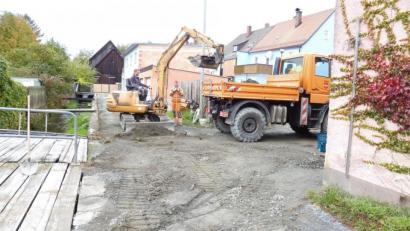 Bild: exb/Stadt Windischeschenbach
Mitarbeiter des Bauhofs haben die Dammstraße in Windischeschenbach mit neuem Schotter versehen.