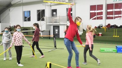 Bild: Gabi Schönberger
Wenn das Eisstadion und die Thermenwelt geschlossen haben, müssen die Schüler anderweitig ausweichen. Einige Klassen des Augustinus-Gymnasiums konnten dafür die Tennishallen am Postkeller nutzen.