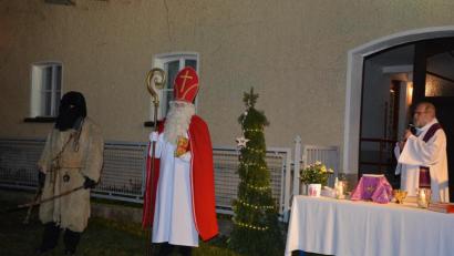 Bild: jr
Beim Familiengottesdienst auf dem Therese-Neumann-Platz, den Pfarrseelsorger Pater Benedikt Leitmayr (rechts) zelebrierte, gab es auch einen Auftritt des Nikolaus und seines Knechts Ruprecht.