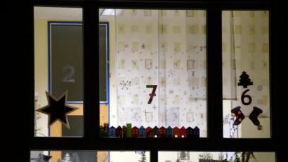 Bild: bkr
Die Schule gehört mit zum Ort, sagt Rektorin Gudrun Lehner. Der entstehende Adventskalender schafft dazu die Verbindung.