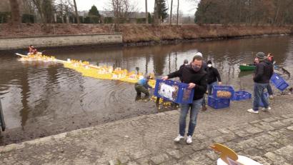 Bild: Gustl Beer
An den Treppen des Flutkanals im Max-Reger-Park bergen die Helfer die Gummisportler des Entenrennens von Round Table aus dem Wasser der Waldnaab