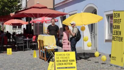 Bild: Kurt F. Stangl/exb
Normalerweise werben Kreisgruppensprecherin Barbara Beck (Zweite von rechts) und ihre Mitstreiter an Infoständen von Amnesty International, wie hier im Vorjahr in Schwandorf. Weil das wegen der Pandemie nicht möglich ist, findet am Samstag eine Mahnwache am Marktplatz beim Mönchsbrunnen statt.