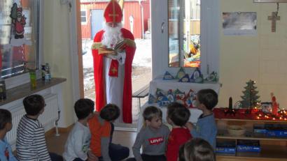Bild: rpp
Gespannt lauschen die Kinder den Ausführungen des heiligen Nikolaus.