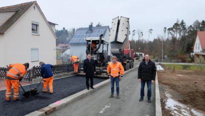 Bild: Stefanie Gradl
Bürgermeister Hans-Martin Schertl, Daniel Utz vom Bauunternehmen Braun und Bauamtsleiter Stefan Ertl machen sich ein Bild von den abschließenden Arbeiten der Straßensanierung.