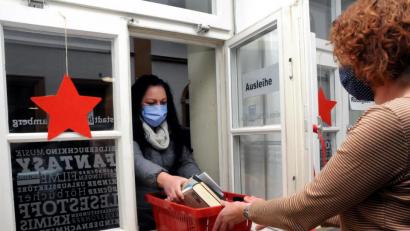 Bild: Stephan Huber
Ab sofort ist in der Stadtbibliothek die Ausleihe durchs Fenster möglich. Kathrin Rieger (links) war am Mittwoch die Erste, die diesen Service nutzte. Bibliotheks-Mitarbeiterin Gabriele Gander reichte ihr durchs Fenster ein Körbchen mit den vorbestellten Büchern.
