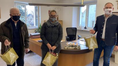 Bild: sei
Bürgermeister Richard Kammerer(rechts) unterstützte den VdK mit einer Spende von 100 Euro. Vorsitzende Carola Brust (Mitte) und Erhard Kleber (links) packten Päckchen mit Geschenken und Weihnachtsbrief für alle über 80-jährigen Mitglieder.