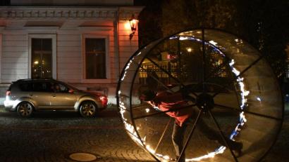 Bild: Michal Kamaryt/dpa
Mitglieder des Cirk La Putyka-Ensembles, verkleidet als Engel, Teufel und Nikolaus, treten in Prag auf. Die Corona-Welle rollt derweil weiter durch Tschechien. Und die Regierung zögert mit konsequenten Verschärfungen der Regeln.