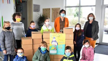 Bild: sm
Unter der Regie der Tschechisch-Lehrkraft Katerina Wimmer (Zweite von links) beteiligt sich die Schule auch heuer wieder an der Paketaktion "Kinder helfen Kindern".