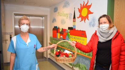 Bild: bnr
Mit einem Korb voller Lichter überraschte Julia Scheibl, Leiterin des Kindergartens St.Angelus, die Patienten im Seniorenheim St. Johannes. Leiterin Martina Leibel bedankte sich für dieses schöne Geschenk.