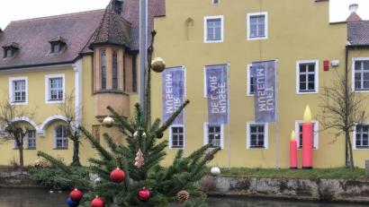 Bild: eik
Am Mittwochmittag standen die beiden Kerzen noch in trauter Zweisamkeit hinter dem Luftmuseum an der Vils – mit den Christbäumen in der Schiffgasse ein schönes Bild. Die kleine Kerze wurde geklaut.
