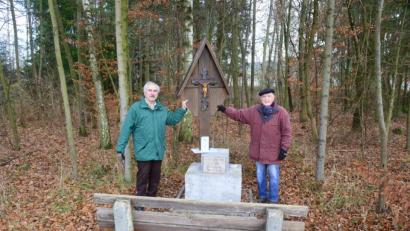 Bild: bey
Richard Gössl (rechts) hat in der gemeinsamen Werkstatt mit Siegmund Frischholz (nicht im Bild) am Marterl wieder eine Befestigungplatte angebracht, die mit vier großen Schrauben auf den vorhandenen Betonsockel fixiert werden soll. Altbürgermeister Karl-Heinz Preißer (links), Vorsitzender des Oberpfalzvereins Luhe-Wildenau, lobt das Engagement der beiden Vereinsmitglieder und hofft, dass das Marterl die weitere Zukunft unbeschädigt erlebt.