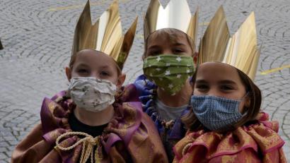 Bild: Stefanie Wilhelm/Kindermissionswerk
Mit einem langen Stab reichen die Sternsinger die Spendenbox: Maske und Abstand begleiten die Heiligen Drei Könige im Januar. Bereits jetzt müssen die Vorbereitungen getroffen werden.