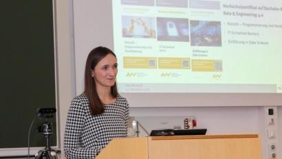 Bild: Wiesel/OTH Amberg-Weiden
Projektleiterin Anja Wurdack erläutert "OTH mind".