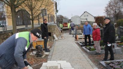 Bild: frd
Die Arbeiten am Teunzer Friedhof liefen auf Hochtouren, als sich (von rechts) Pfarrer Herbert Rösl, Mesnerin Elisabeth Dietz, Bürgermeister Norbert Eckl und Architekt Korbinian Schönberger vom Baufortschritt überzeugten.