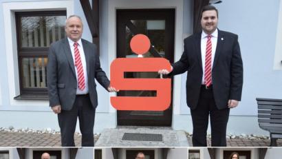 Bildmontage: Kathrin Schmidt/exb
Johann Luschmann (links, obere Reihe) übergibt die Sparkassenfiliale Haselmühl an seinen Nachfolger Andreas Löw (rechts). Mit ihm freuten sich Bürgermeister Roland Strehl (links, untere Reihe) Vorstandsvorsitzender Dieter Meier (Mitte) und Marktbereichsleiterin Stephanie Graf (rechts).