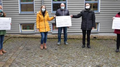 Bild: no
Freude bei drei Kindergarten-Leiterinnen (von links): Manuela Pickel, Sabrina Stibbe, Spender Josef Margraf, Pfarrer Johannes Arweck und Gabi Wachter.