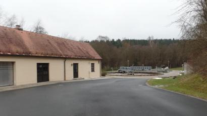 Bild: br
Der Betrieb der Kläranlage der Gemeinde Neusorg (Bild) ist nur mit kostendeckenden Gebühren zu bewerkstelligen. Bei der Gebührenbedarfsberechnung für die Entwässerungseinrichtung wurde eine Erhöhung um 20 Cent auf 3,11 Euro ab dem kommenden Jahr ermittelt.