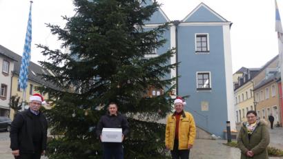Bild: rn
Bescherung unterm Christbaum: James P. Federline, Marcus Gradl, Helmuth Wächter und Luzia Fraunholz-Armstrong (von links) treffen sich zur Übergabe der DAGA-Pakete.