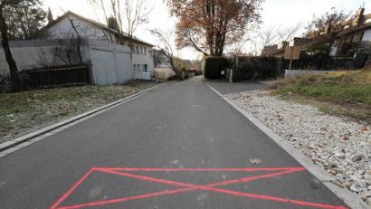 Bild: Wolfgang Steinbacher
Die pinken Striche markieren, wo einmal ein Pflanztrog mit Begrünung (zwei Meter lang, einen halben Meter hoch und breit, 4000 Euro teuer) in der Dostlerstraße die abrechnungstechnische Trenn-Funktion der zuerst geplanten Mauer übernehmen soll. Der Trog soll auf der Fahrbahn einen 1,50 Meter breiten Durchgang für Fußgänger lassen.