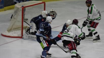 Archivbild: gb
Der Puck schlägt in der Fanghand von Philip Lehr ein: Kehrt der Goalie nach überstandener Verletzung in den Kasten der Blue Devils zurück? Die Weidener treffen am Wochenende auf Deggendorf und Rosenheim.