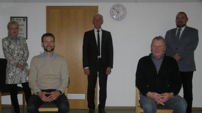 Bild: öt
Neuer Ortssprecher von Schwarzenreuth wurde Dr. Matthias Kick (Zweiter von links). Im Amt bestätigt wurde Hans Richtmann aus Wernersreuth (Zweiter von rechts). Dritte Bürgermeisterin Erni Bühl (hinten, von links), Bürgermeister Peter König und sein Stellvertreter Oliver Becher wünschten Glück. .