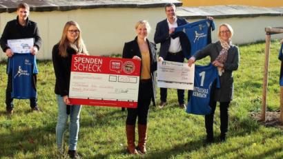 Bild: stg
Insgesamt 3000 Euro spendete Susann Daubitz (Mitte) vom Kemnather Rewe-Markt.