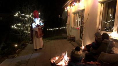 Bild: Maximilian Kastner/exb
Mit ausreichend Abstand sprach der Nikolaus zu den Kindern.
