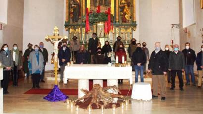 Bild: mmj
Am Nachmittag des zweiten Adventssonntag stimmten diese Mitwirkenden (links: Pfarrer Wolfgang Dietz) die Besucher der Andachten in der Pfarrkirche auf die Weihnachtszeit ein.