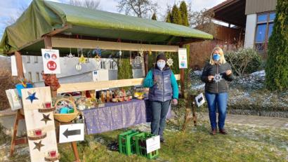 Bild: Sylvia Baer
Der Adventsstand vor dem Katholischen Kindergarten St. Johannes M. Vianney kommt bestens an. Elternbeirat und Förderverein als Motor der Aktion sind mit dem Erlös zufrieden.
