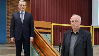 Bild: Lowak
Für Geschäftsleiter Wolfgang Walberer (links) und Kämmerer Bernhard Schäffler war die Dezembersitzung des Stadtrats die letzte, an der sie in ihrer Dienstzeit teilnahmen. Beide verabschieden sich zum Jahresende in den Ruhestand.
