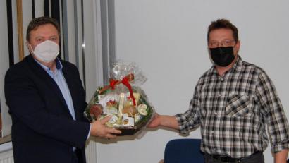 Bild: sm
Bürgermeister Gerhard Kellner (links) verabschiedete in der Sitzung des Gemeinderates den langjährigen Bauhofarbeiter Stefan Weber (rechts).