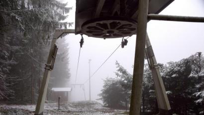 Bild: bkr
Tannenberglift Immenreuth: Ganz oben auf dem Gipfel des Tannenberges, am Ende des Liftes, verzaubert der erste Schnee die Landschaft.