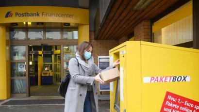Bild: Gabi Schönberger
Die Postbank will zwar 100 Filialen schließen, nicht aber die in Weiden. Das bedeutet auch, dass Paket- und Briefkunden ihre Sendungen nicht nur vor der Tür einwerfen, sondern auch innen an den Schalter gehen können.