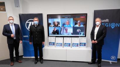 Bild: ZF/exb
Die virtuelle Preisverleihung nehmen (von links): Dritter Bürgermeister Stefan Schuh aus Bayreuth, das Auerbacher Stadtoberhaupt Joachim Neuß und der Leiter der Produktlinie Elektronische Systeme bei ZF, Harald Deiss, vor.