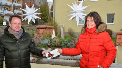 Bild: dob
Evi Grieb übergab an Dekan Alexander Hösl 1500 Euro für den Kindergarten Don Bosco, der derzeit umfassend saniert wird und viel Kraft abverlangt. Das Geld kommt damit allen Kindern der Einrichtung zugute.