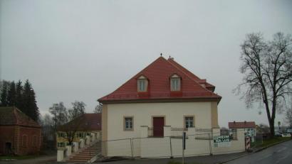 Bild: bjp
Der triste bahnhofsseitige Platz (links) vor dem Meierhof passt überhaupt nicht zu dem als "Hochzeitshaus" beliebten historischen Gebäude. Die Gemeinde will dies ändern und hofft auf einen erhöhten Städtebauzuschuss für eine repräsentative Platzgestaltung. An der "Memory-Linde" (rechter Bildrand) soll möglichst bald ein von zwei bereits aufgestellten Ruhebänken eingerahmtes restauriertes Marterl seinen Platz finden.