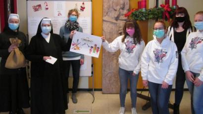 Bild: Realschule Auerbach/exb
Bei der Spendenübergabe (von links): Direktorin Sr. Lioba Endres, die Organisatorin der Patenkind-Aktion Sr. Gerlinde Lehner, die Beauftragte für Sucht- und Drogenprävention, Julia Schmidt, und die Schülerinnen Laura Fehlner, Nicole Wagner, Marie Renner und Sophia Neukam