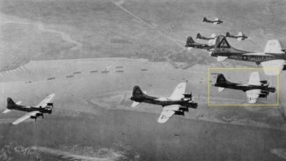 Archivbild: USAAF
Eine "combat box" schwerer US-Bomber über der englischen Ärmelkanalküste im Anflug auf das Reichsgebiet. Die umrahmte Maschine ist der Unglücksflieger, welcher beim Angriff auf Pilsen am 25. April 1945 von deutscher Flak schwer getroffen wurde und beim Rückflug knapp hinter der deutschen Grenze bei Reinhardsrieth in der Luft explodierte und abstürzte.
