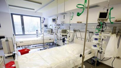 Bild: Roland Weihrauch/dpa
Die Zahlen an Corona-Neuinfektionen sind unvermindert hoch. Das bringt die Intensivstationen in Bayern an ihre Belastungsgrenze. Regional drohen Engpässe.