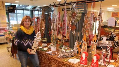 Bild: Thomas Dobler
Der Oberpfälzer Bauernmarkt findet noch bis Samstag, 12. Dezember, auf einer Teilfläche der Globus-Gaststätte „Trefferia“ statt. Zu den Ausstellerinnen gehört Johanna Weigert (Bild), die zweite Vorsitzende der veranstaltenden Interessengemeinschaft Landwirtschaft, die seit Jahren für den Bauernmarkt verantwortlich zeichnet.