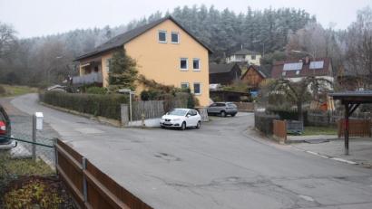 Bild: fz
Ab der Pirker Straße beim Stachus beginnt die Brunnenstraße, von der dann rechts der Fasanenweg abzweigt. Wasser, Kanal und Straße sollen erneuert werden.